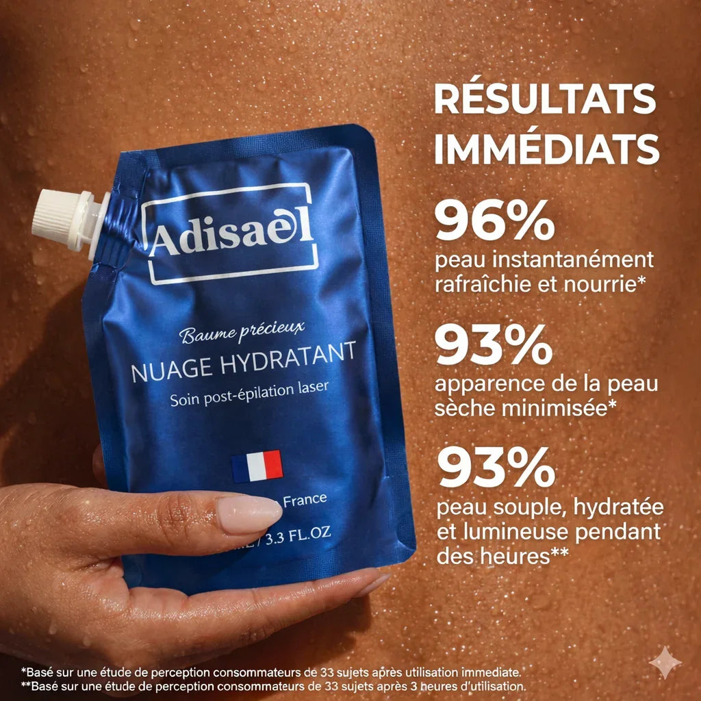 Main tenant un sachet de baume hydratant post-épilation laser sur peau humide, résultats immédiats visibles.