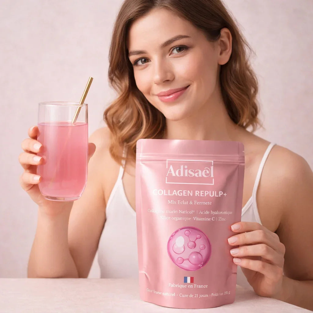 Femme souriante tenant un verre de boisson rose et un sachet de collagène Collagen Repulp+