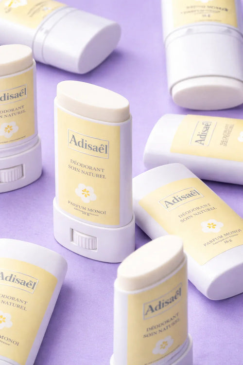 Déodorants solides naturels parfum Monoï sur fond lavande, sticks ouverts et fermés