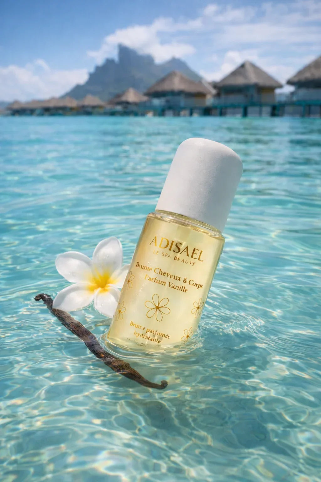 Brume parfumée vanille ADISAEL sur eau turquoise, avec fleur de tiaré et gousse de vanille