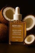 Flacon d’huile soin ongles et cuticules coco sauvage avec des noix de coco ouvertes en arrière-plan