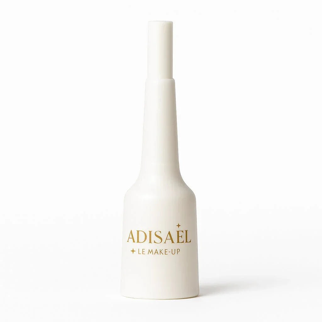 Flacon blanc de maquillage ADISAEL Le Make-Up sur fond blanc, design élégant, cosmétique beauté.
